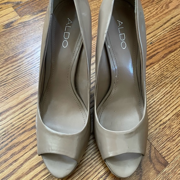 Classic ALDO Tan Pump - Picture 2 of 4